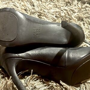 A7EUJE size 8 black booties